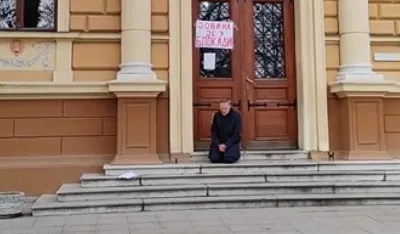 (VIDEO) Đaci blokirali gimnaziju u Novom Sadu, direktor klečao u dvori&scaron;tu &scaron;kole i molio se