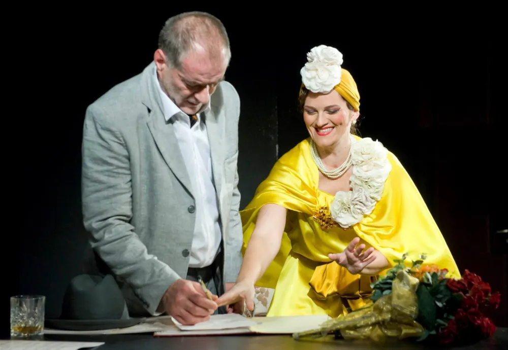 Scena iz predstave "Slasti slave"