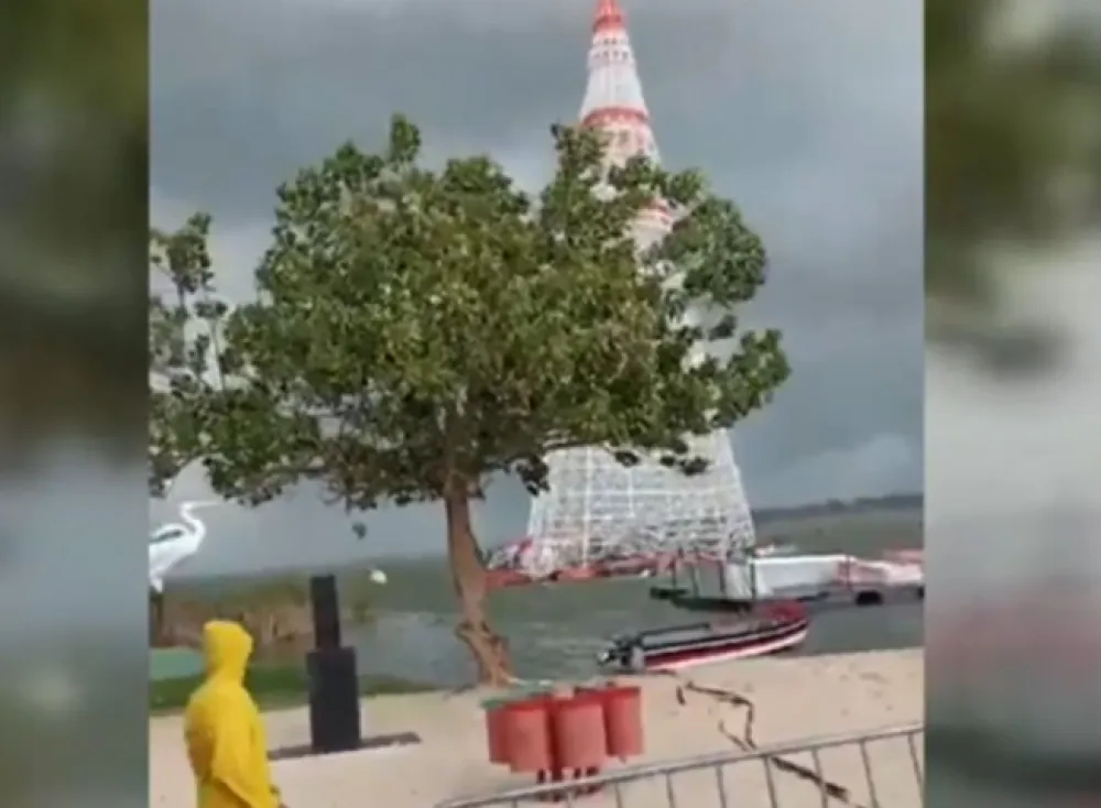 Jelka sa 360.000 lampica pala i usmrtila radnika