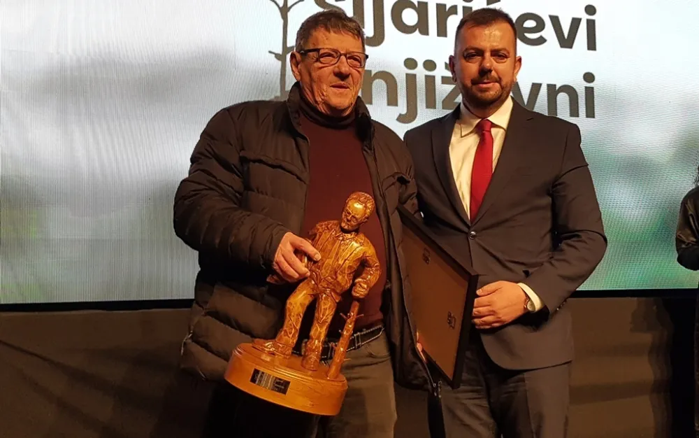 Basari uručena nagrada za "Rekapitulaciju"