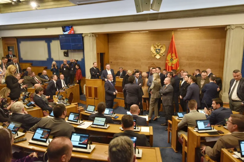 Kabineta Spajića se oglasio&nbsp;povodom prekida sjednice posvećene Premijerskom satu