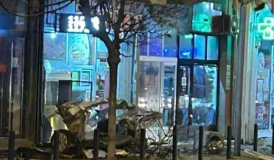 (FOTO/VIDEO) Stravična nesreća u Srbiji: Auto prepolovljen, dio uletio u izlog