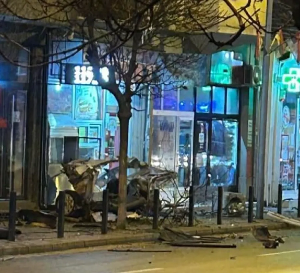 (FOTO/VIDEO) Stravična nesreća u Srbiji: Auto prepolovljen, dio uletio u izlog