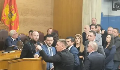 (VIDEO/FOTO) Mandić izrekao mjeru oduzimanja riječi poslanicima koji su prekinuli sjednicu pro&scaron;le sedmice