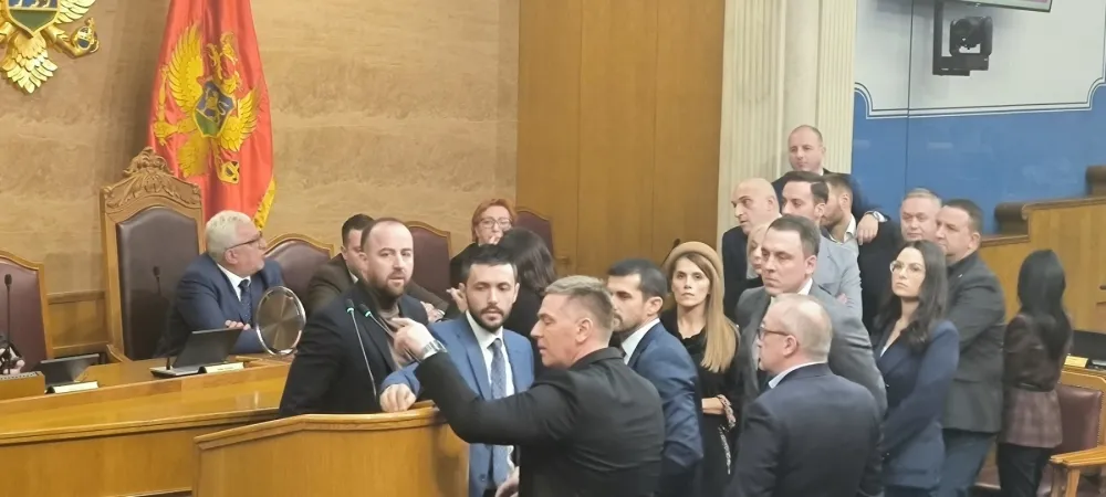 (VIDEO/FOTO) Mandić izrekao mjeru oduzimanja riječi poslanicima koji su prekinuli sjednicu pro&scaron;le sedmice