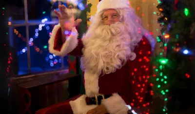 Italijani će za Božić potro&scaron;iti vi&scaron;e od 25 milijardi EUR  Rim, (MINA-BUSINESS) - Porodice u Italiji će za predstojeći Božić, prema očekivanjima, potro&scaron;iti vi&scaron;e od 25 milijardi EUR na poklone, kupovinu hrane, ručkove i večere u restoranima i putovanja, objavilo je italijansko udruženje za za&scaron;titu potro&scaron;ača Kodakons.  Prema navodima ovog udruženja, prosječan izdatak po porodici za predstojeće praznike iznosiće 992 EUR, javlja Ansa.  Za božićne poklone prijateljima i rođacima potro&scaron;iće se oko 9,5 milijardi EUR, a za tradicionalnu večeru i ručak vi&scaron;e od tri milijarde EUR, prenosi Capital.ba.  Milioni Italijana će tokom božićnih praznika putovati za &scaron;ta će, kako procjenjuje Kodakons, potro&scaron;iti 12,7 milijardi EUR.