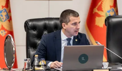 Tako da je određena nervoza koja se vrlo često ovih dana manifestuje djelovanjem koje je daleko ispod nivoa visokih javnih funkcionera, zapravo odraz destrukcije usljed političke nemoći i apsolutno nema dodira sa vje&scaron;tački stvorenom bukom oko konstatacije zbog sticanja uslova za penziju i prestanka mandata jednoj sutkinji Ustavnog suda - navodi bečić.