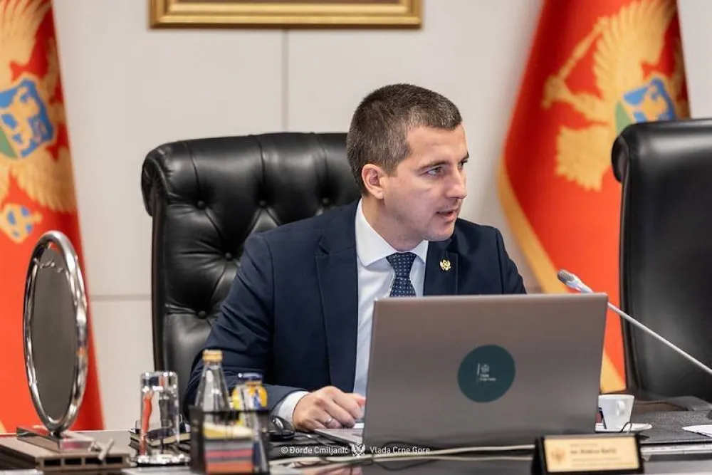 Tako da je određena nervoza koja se vrlo često ovih dana manifestuje djelovanjem koje je daleko ispod nivoa visokih javnih funkcionera, zapravo odraz destrukcije usljed političke nemoći i apsolutno nema dodira sa vje&scaron;tački stvorenom bukom oko konstatacije zbog sticanja uslova za penziju i prestanka mandata jednoj sutkinji Ustavnog suda - navodi bečić.