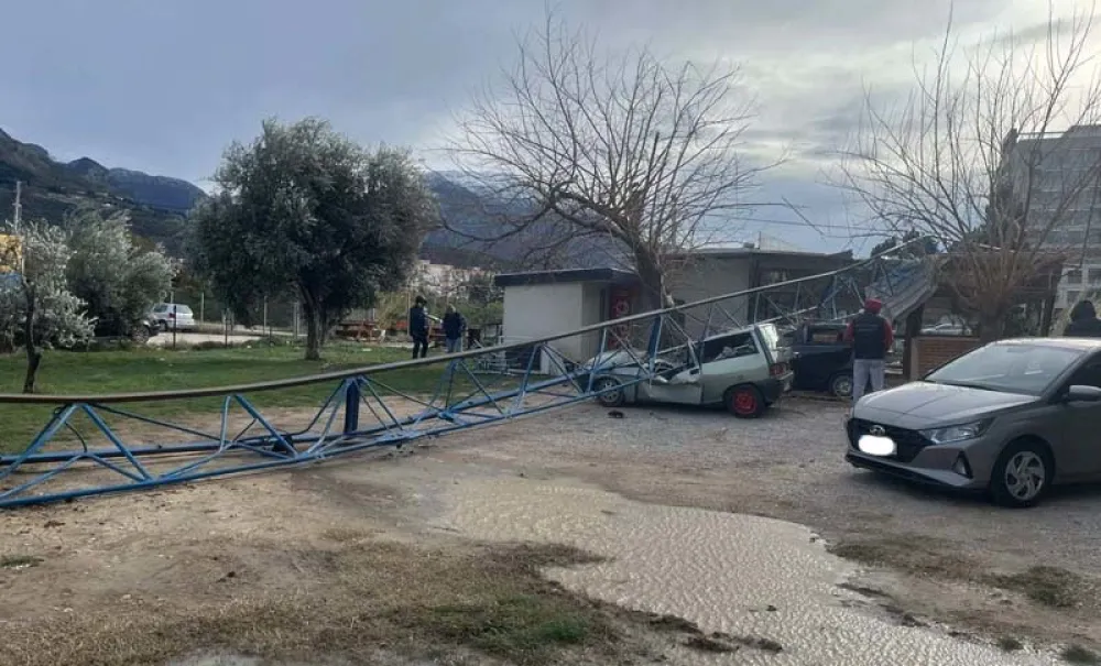 Bar: Kran pao na ugostiteljski objekat i dva parkirana vozila