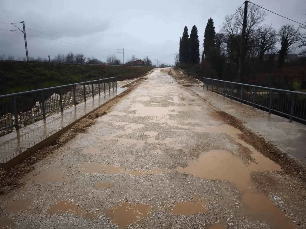 Mje&scaron;tani Martinića: Nasuti makadam, ili blokada bulevara