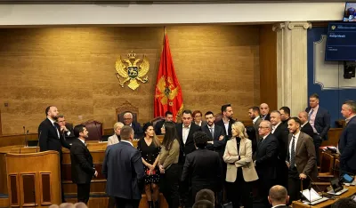 (VIDEO) Poslanici opozicije ponovo prekinuli&nbsp;rad Skup&scaron;tine; Mandić:&nbsp;Spremni smo da vas nosimo na leđima zbog EU