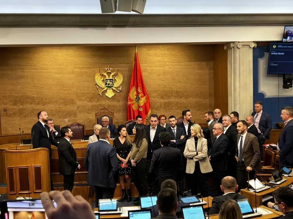 (VIDEO) Poslanici opozicije ponovo prekinuli&nbsp;rad Skup&scaron;tine; Mandić:&nbsp;Spremni smo da vas nosimo na leđima zbog EU
