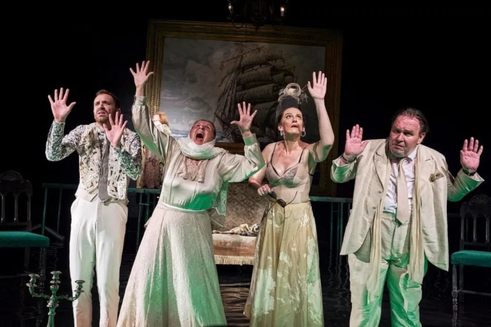 Сцена из представе "Ћелава пјевачица"