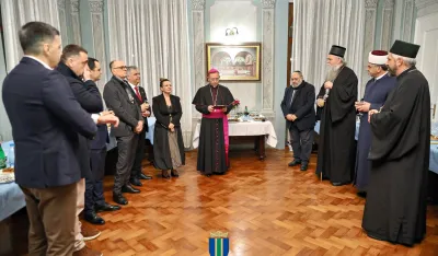 Predsjednik Op&scaron;tine Bar, Du&scaron;an Raičević, prisustvovao je sinoć tradicionalnom Božićnom prijemu koji je nadbiskup barski, monsinjor Rok Đonle&scaron;aj, priredio u prostorijama Biskupskog Ordinarijata.  &ldquo;Prijem je okupio vjernike, sve&scaron;tenstvo i brojne zvanice iz javnog, političkog i privrednog života Bara i Crne Gore, kao i predstavnike vjerskih zajednica&rdquo;, saop&scaron;teno je iz op&scaron;tine Bar.  Među prisutnima su bili mitropolit crnogorsko-primorski Joanikije, vrhovni rabin Crne Gore Luciano Mo&scaron;e Prelević, glavni imam barski Muidin ef. Milaimi i protojerej stavrofor Slobodan Zeković.  &ldquo;Ovaj prijem je jo&scaron; jedan dokaz da je Bar grad gdje različite vjerske i kulturne zajednice njeguju tradiciju međusobnog po&scaron;tovanja i zajedni&scaron;tva&rdquo;, zaključuju u saop&scaron;tenju.  0 share