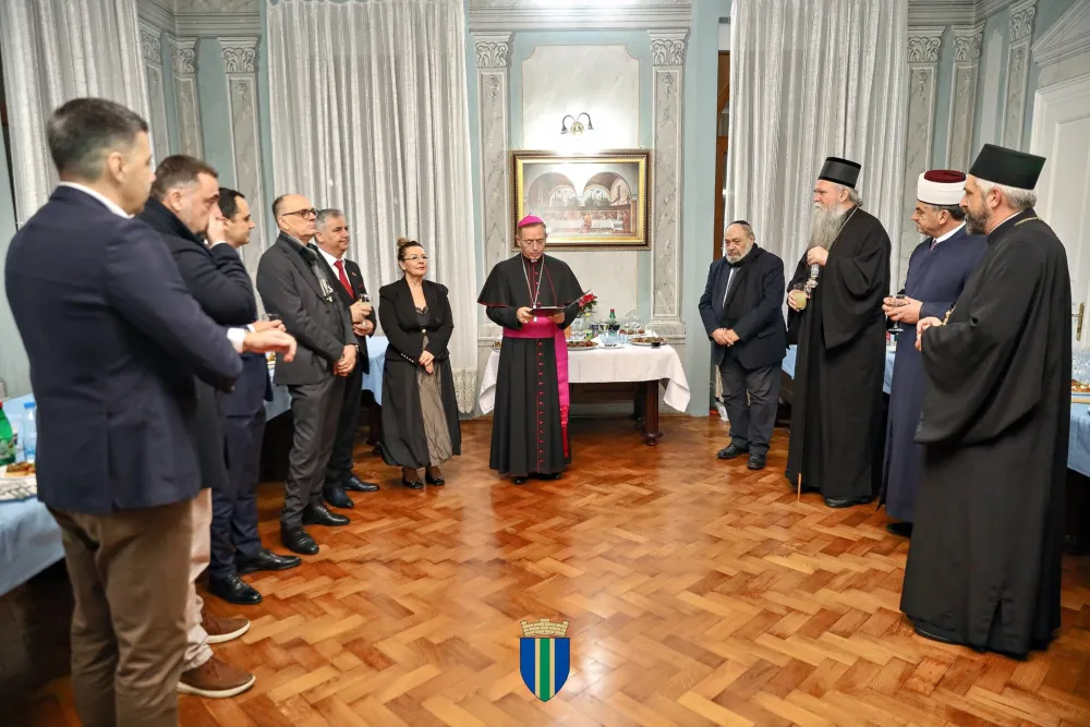 Predsjednik Op&scaron;tine Bar, Du&scaron;an Raičević, prisustvovao je sinoć tradicionalnom Božićnom prijemu koji je nadbiskup barski, monsinjor Rok Đonle&scaron;aj, priredio u prostorijama Biskupskog Ordinarijata.  &ldquo;Prijem je okupio vjernike, sve&scaron;tenstvo i brojne zvanice iz javnog, političkog i privrednog života Bara i Crne Gore, kao i predstavnike vjerskih zajednica&rdquo;, saop&scaron;teno je iz op&scaron;tine Bar.  Među prisutnima su bili mitropolit crnogorsko-primorski Joanikije, vrhovni rabin Crne Gore Luciano Mo&scaron;e Prelević, glavni imam barski Muidin ef. Milaimi i protojerej stavrofor Slobodan Zeković.  &ldquo;Ovaj prijem je jo&scaron; jedan dokaz da je Bar grad gdje različite vjerske i kulturne zajednice njeguju tradiciju međusobnog po&scaron;tovanja i zajedni&scaron;tva&rdquo;, zaključuju u saop&scaron;tenju.  0 share