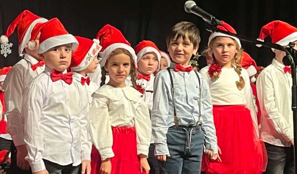 Novogodi&scaron;nji program đaka O&Scaron; "Milan Vukotić": Želje saop&scaron;tili kroz pjesmu