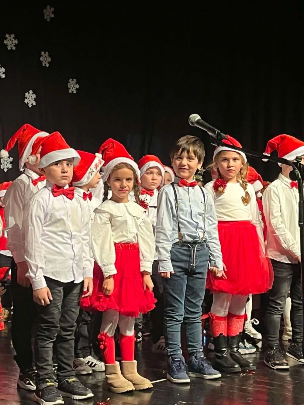 Novogodi&scaron;nji program đaka O&Scaron; "Milan Vukotić": Želje saop&scaron;tili kroz pjesmu