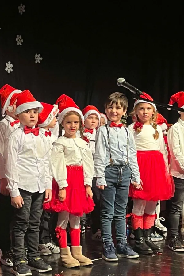 Novogodi&scaron;nji program đaka O&Scaron; "Milan Vukotić": Želje saop&scaron;tili kroz pjesmu