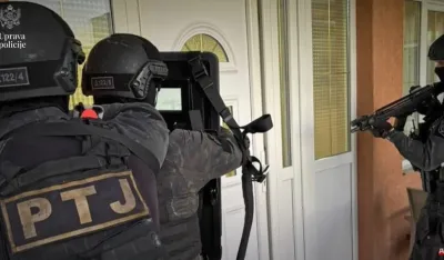 (VIDEO) Pretresi&nbsp;&scaron;irom Crne Gore: Kontrolisani članovi klanova, zaplijenjena droga, oružje, municija
