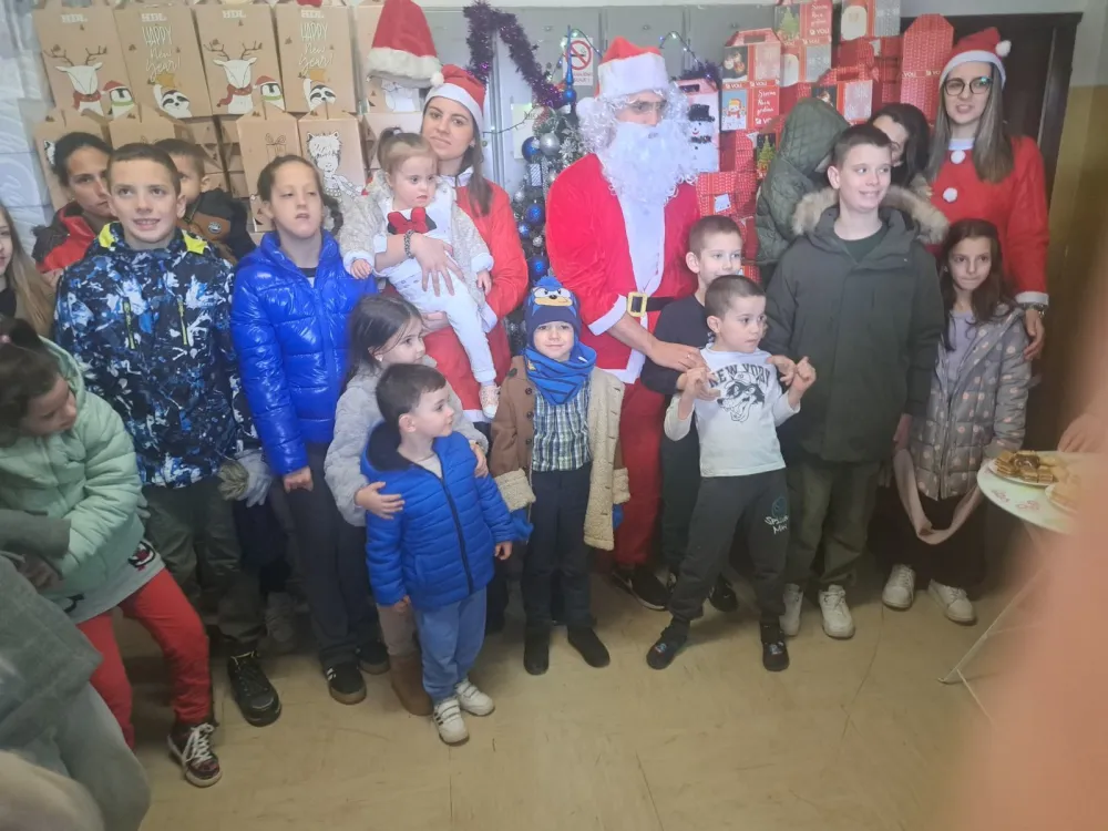 Oko 500 novogodi&scaron;njih paketića podijeljeno djeci i mladima sa smetnjama u razvoju