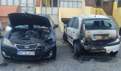 Izgorela dva automobila na Cetinju, sumnja se da je požar podmetnut