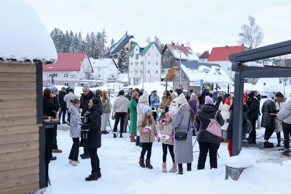 (FOTO) Počela zimska turistička sezona na Žabljaku, otvoren bazar, uskoro i klizali&scaron;te