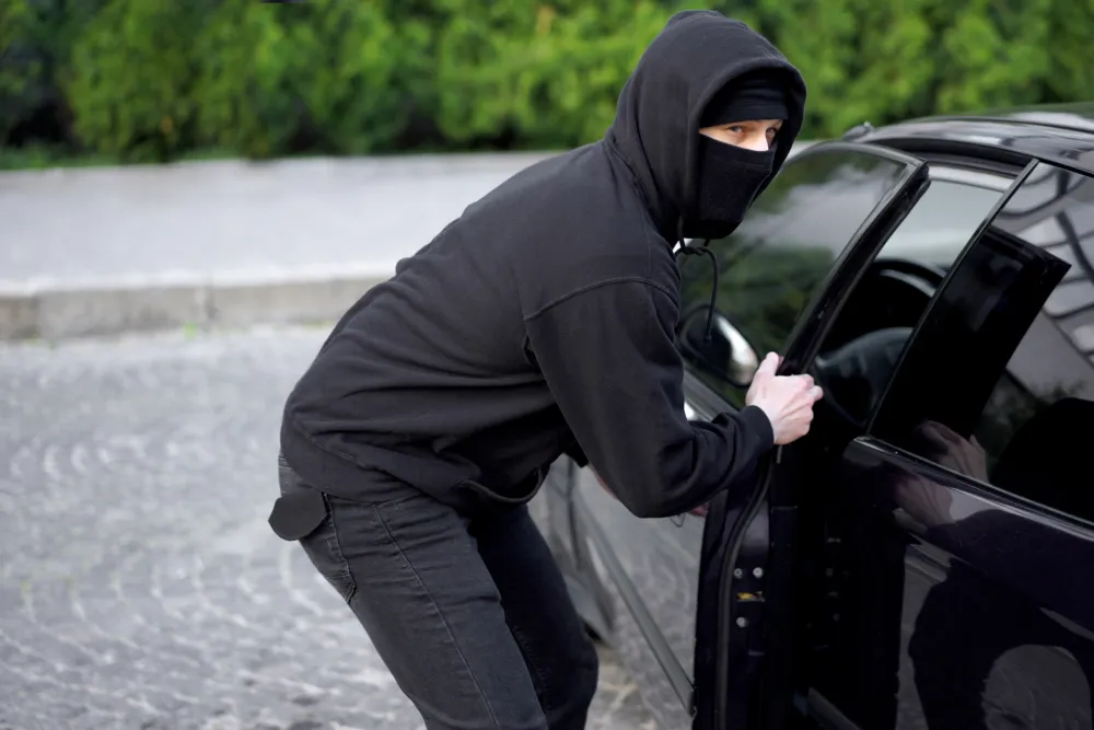 Policija u Baru uhapsila dva lica zbog krađe vozila