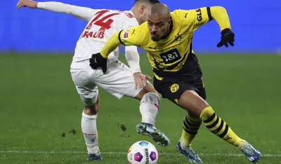 epaselect epa11037763 Dortmund's Donyell Malen (R) in action against Mainz?s Tom Krauss during the German Bundesliga soccer match between Borussia Dortmund and 1. FSV Mainz 05 in Dortmund, Germany, 19 December 2023. EPA-EFE/CHRISTOPHER NEUNDORF CONDITIONS - ATTENTION: The DFL regulations prohibit any use of photographs as image sequences and/or quasi-video.