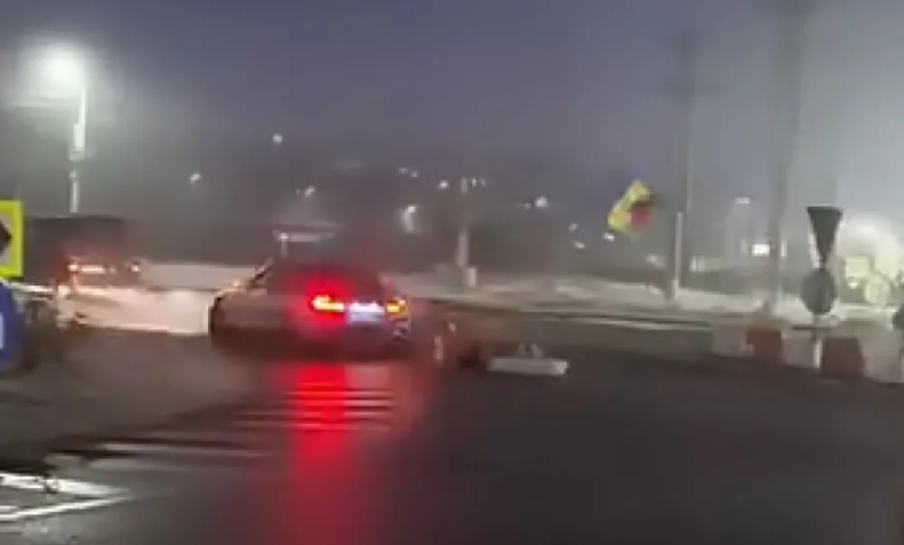 (VIDEO) Snimak iz Rumunije &scaron;okirao javnost: Vozio maskirane mladiće u kovčegu