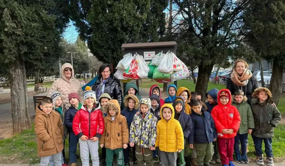 Dјeca vrtića &bdquo;Pčelica&ldquo; posјetila tablu humanosti: Darivali obroke