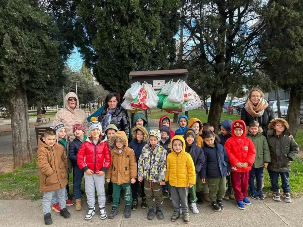 Dјeca vrtića &bdquo;Pčelica&ldquo; posјetila tablu humanosti: Darivali obroke