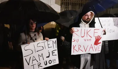 (FOTO/VIDEO) Protest ispred Vlade: "Ruke su vam krvave"