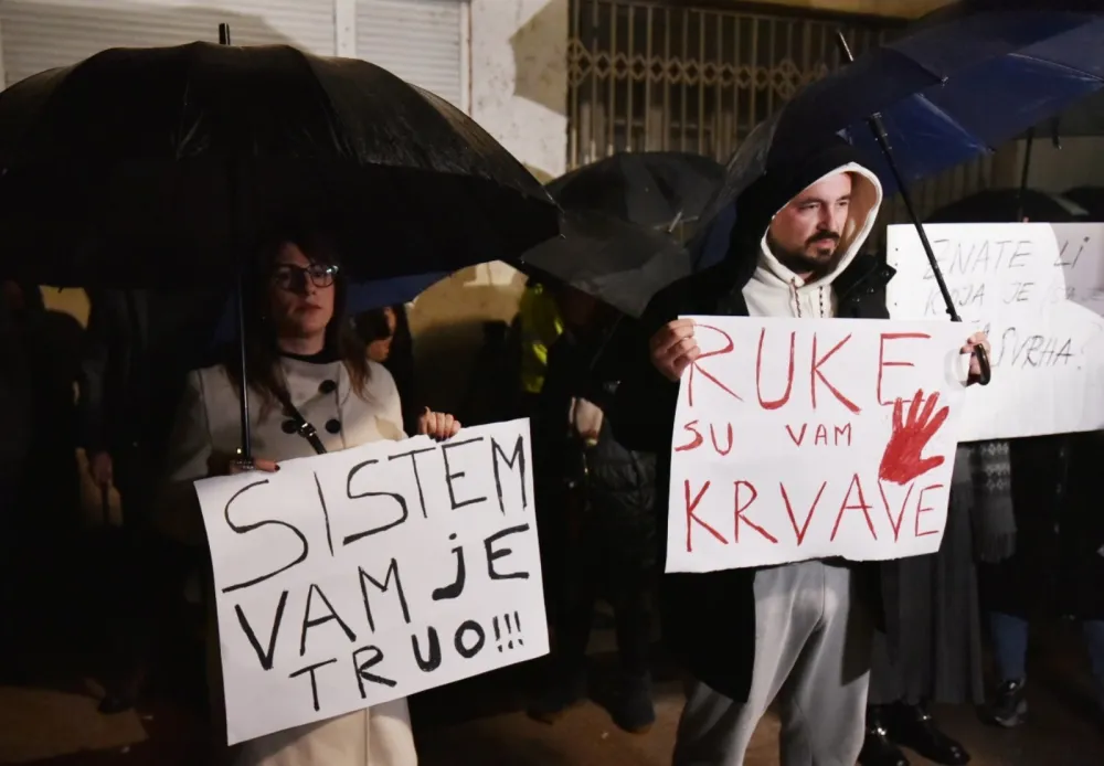 (FOTO/VIDEO) Protest ispred Vlade: "Ruke su vam krvave"