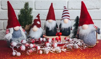 Otkud patuljci u prazničnoj dekoraciji