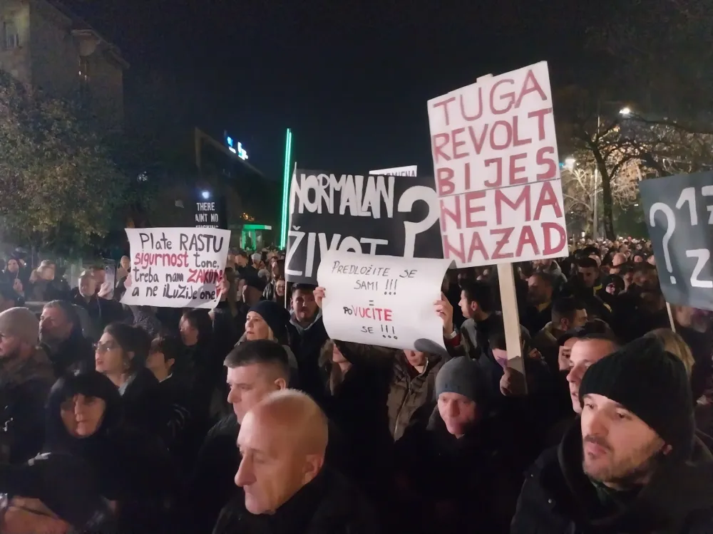 (FOTO/VIDEO) Protest u Podgorici: Građani skandirali &ldquo;Ostavke, ostavke&rdquo;, &ldquo;Ruke su vam krvave&rdquo;