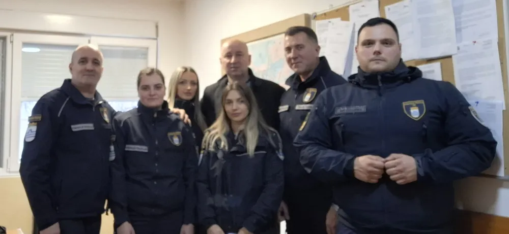Božićna posjeta zamjenika gradonačelnika dežurnom timu Službe komunalne policije Glavnog grada