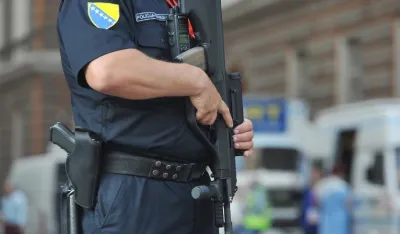 Pucnjava u Velikoj Kladu&scaron;i: Policija traži mu&scaron;karca naoružanog automatskom pu&scaron;kom