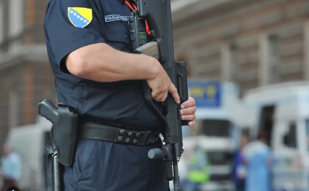 Pucnjava u Velikoj Kladu&scaron;i: Policija traži mu&scaron;karca naoružanog automatskom pu&scaron;kom