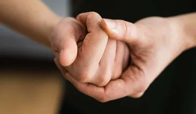 Uobičajena navika "pucketanja zglobova" prstiju može prouzrokovati dugoročne posljedice