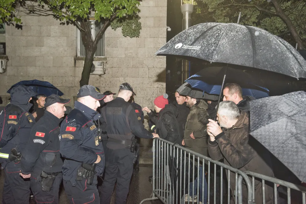 Ambasada SAD: Snažno podržavamo pravo na mirno, nenasilno okupljanje i slobodu izražavanja