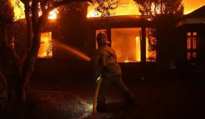 (VIDEO) Iscrpljeni vatrogasci, nesta&scaron;ice vode, &scaron;teta se procjenjuje na vi&scaron;e od 50 miliona dolara