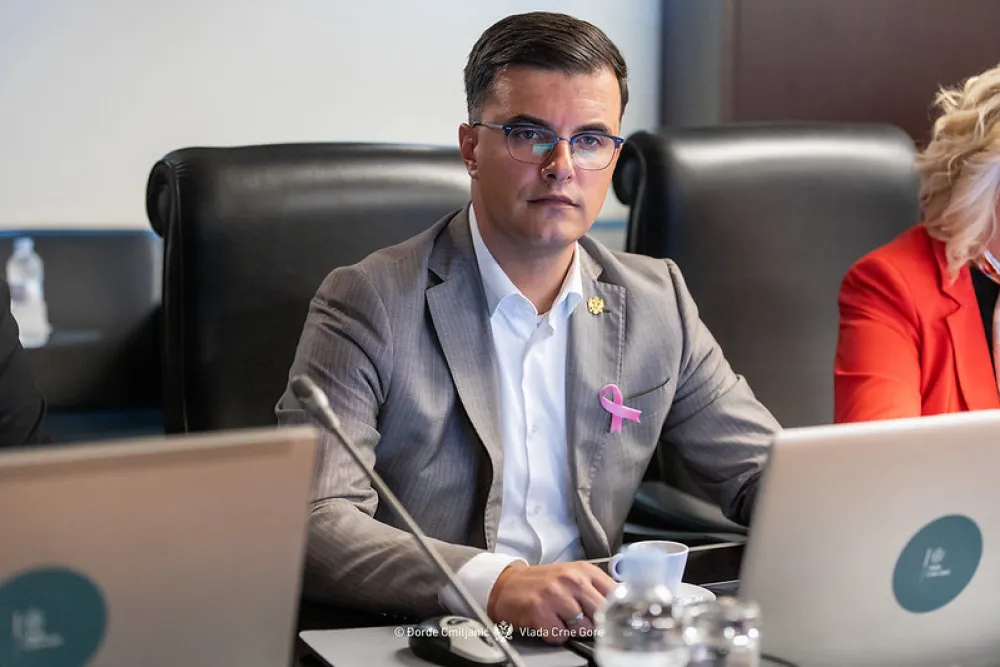 &Scaron;aranović susprendovao jo&scaron; četiri policijska službenika