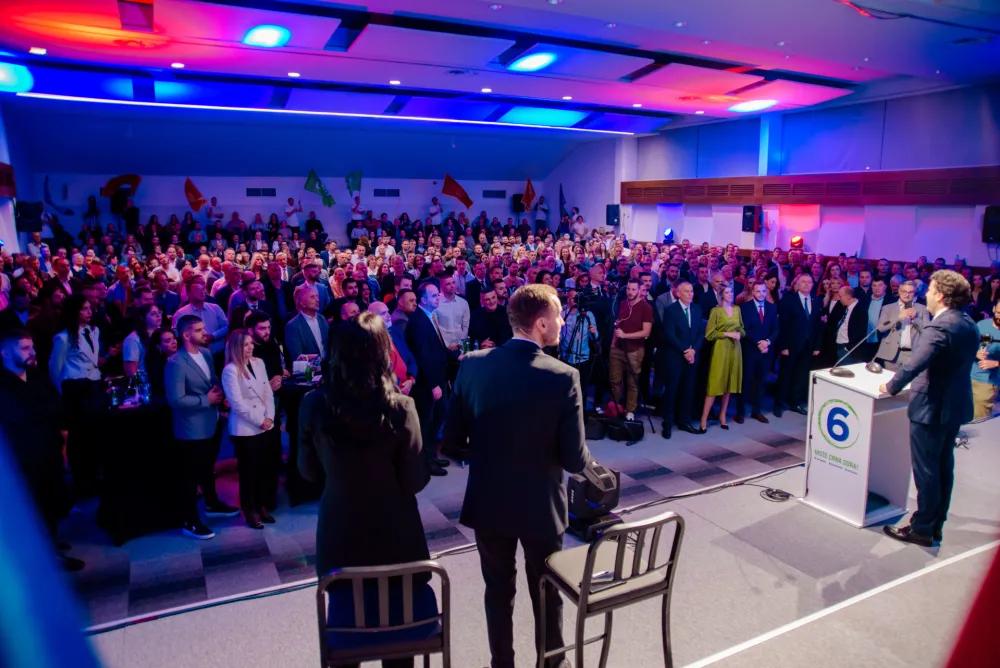 URA: BIL lica provalila u zgradu Op&scaron;tine Budva, policija satima nemoćna da održi red