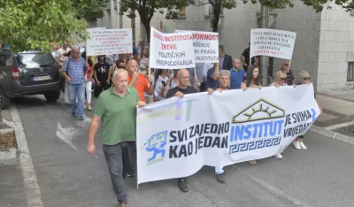 Protest za spas instituta Igalo, Institut Igalo, Protest, Vlada, radnici instituta Igalo, protestna setnja, protestna setnja radnika instituta igalo, protest instituta igalo ispred vlade cg