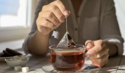 Naučnici upozorili: Milijarde čestica mikroplastike vreba iz samo jedne kesice čaja&nbsp;