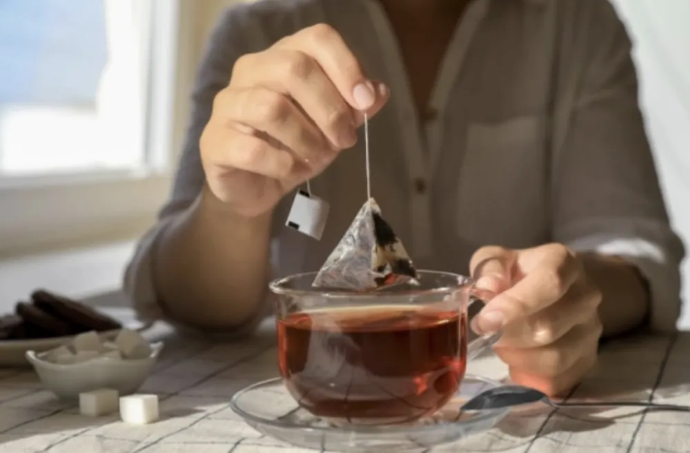 Naučnici upozorili: Milijarde čestica mikroplastike vreba iz samo jedne kesice čaja&nbsp;