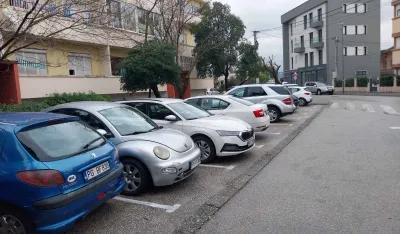 Nezadovoljni stanari zgrade u Ulici četvrte proleterske u Podgorici: Sad samo mogu da gledaju u svoj parking