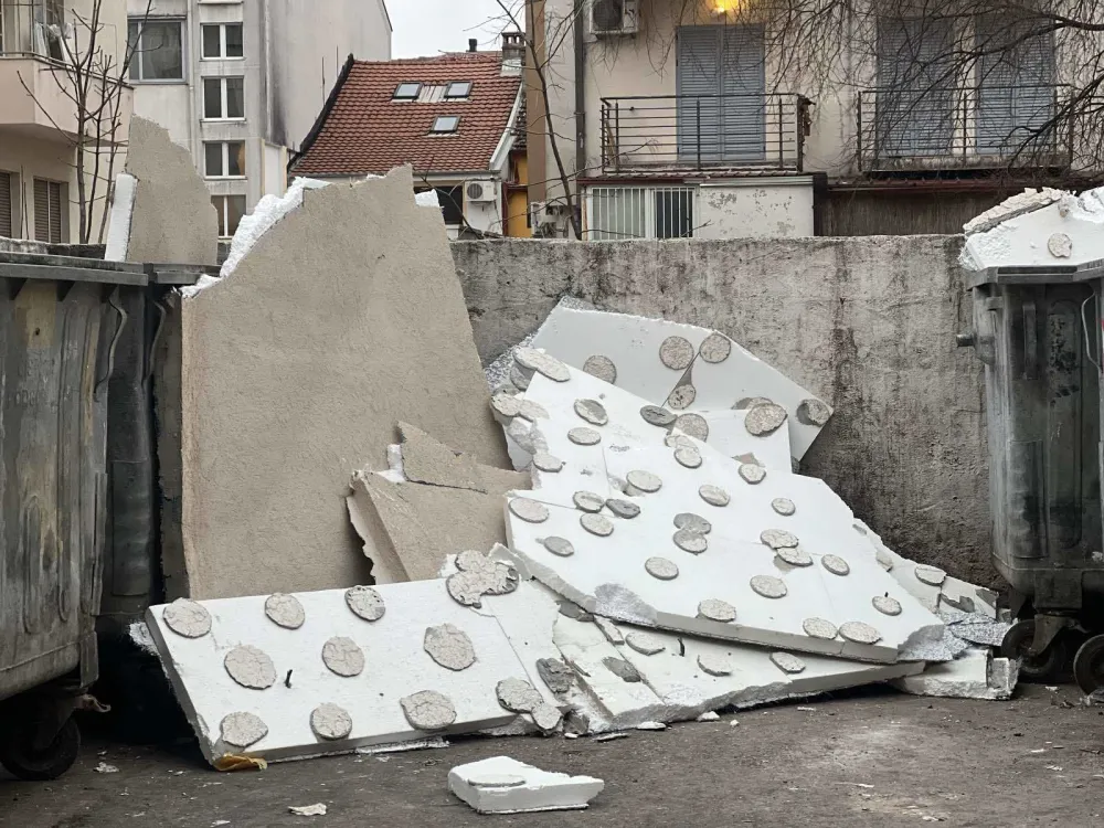 (FOTO) Pala fasada sa solitera u Ulici slobode