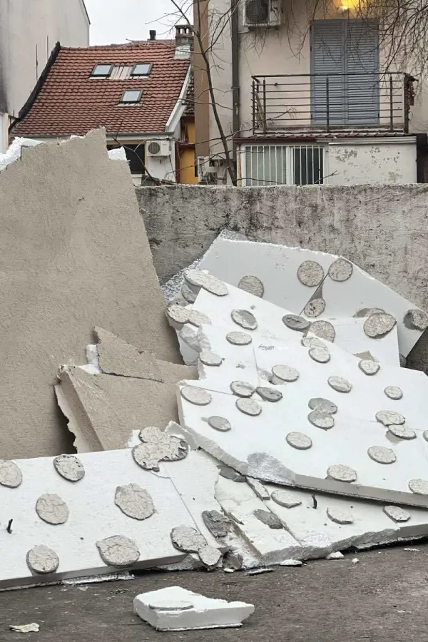 (FOTO) Pala fasada sa solitera u Ulici slobode