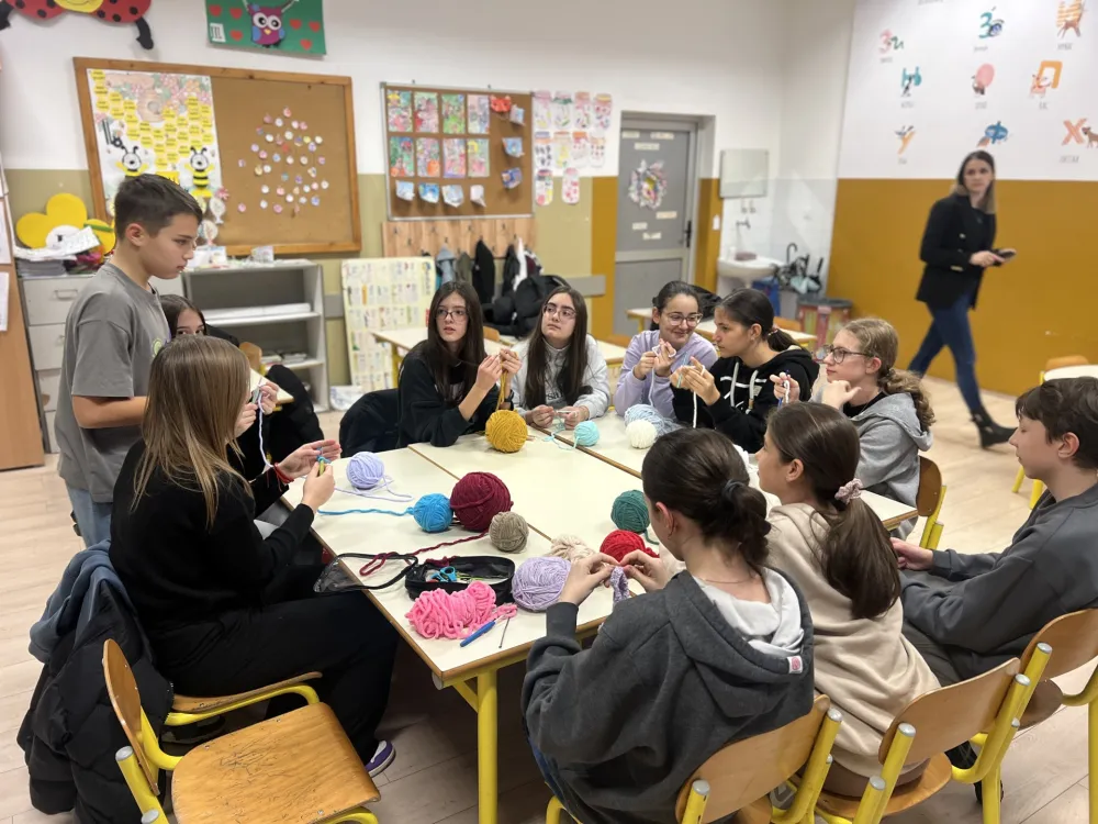 (VIDEO) Učenik O&Scaron; "Oktoih" Mateo Stanović naučio drugare kako se hekla: Heklicom stvaraju magične igračke